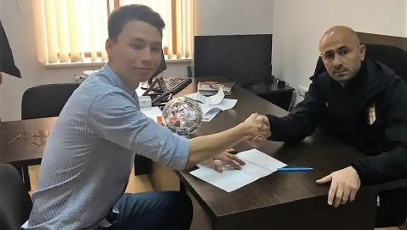 Казахстанский футболист подписал контракт с армянским клубом