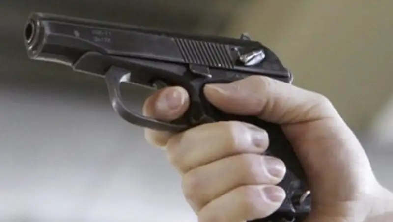 Неизвестный выстрелил в голову 8-летней девочке на детской площадке