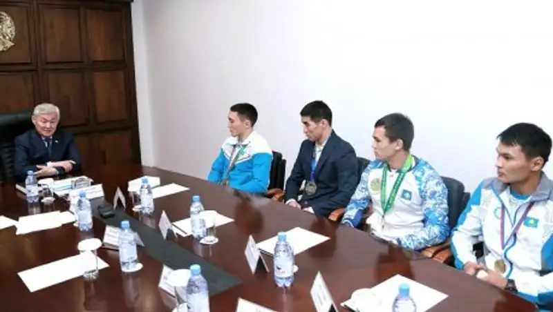 Актюбинским спортсменам подарили квартиру, машину и денежные премии