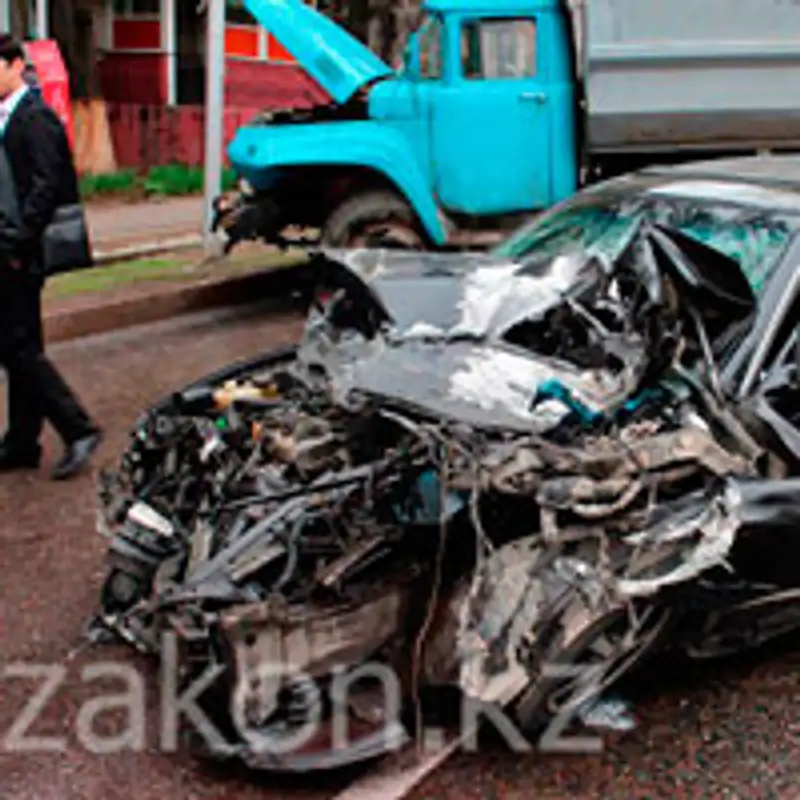 На проспекте Достык в Алматы произошло ДТП с участием трех автомобилей (фото), фото - Новости Zakon.kz от 18.04.2013 02:58