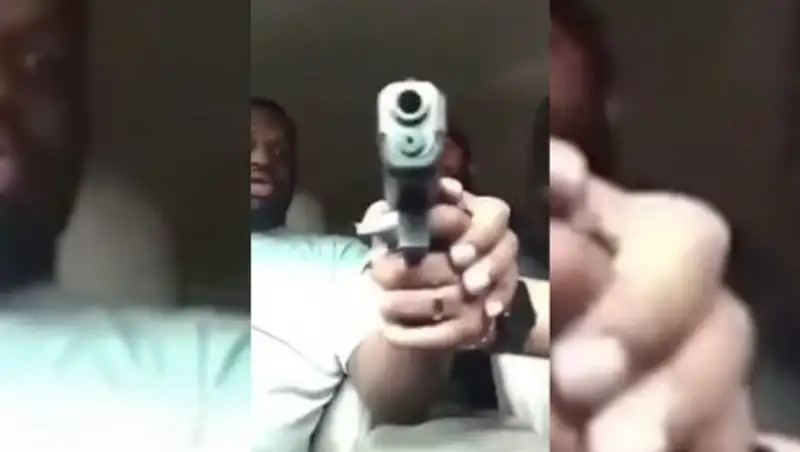 Девушка во время видео-трансляции случайно выстрелила в голову парню