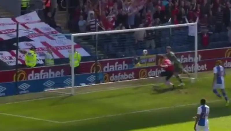 Английский футболист одним ударом трижды попал в перекладину во время матча