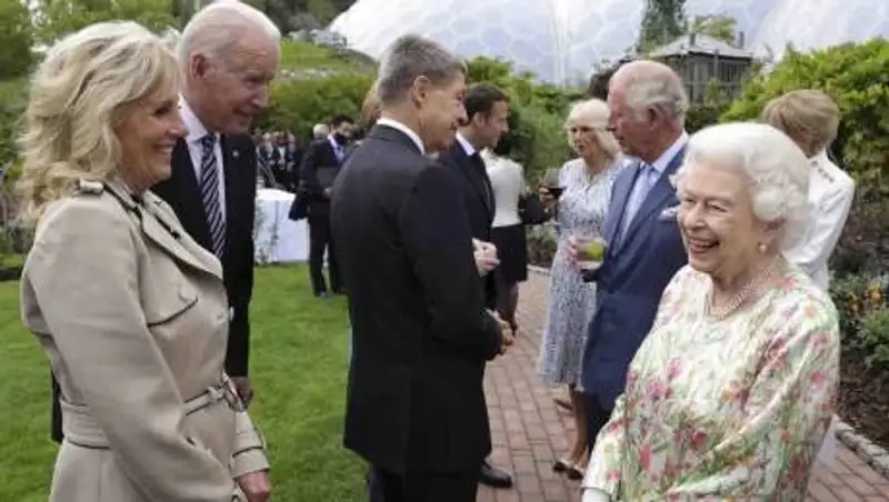 Байден нарушил королевский протокол на саммите G7