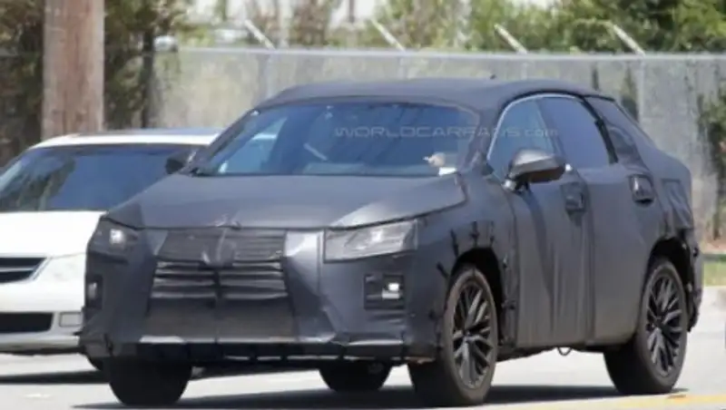Lexus начал испытания семиместного RX
