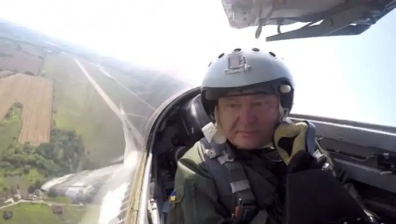 В Сети появилось видео полета Порошенко на истребителе МиГ-29