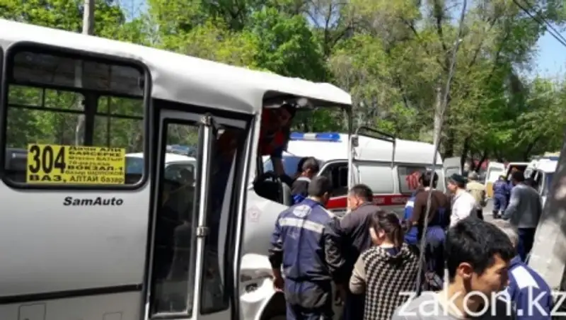 ДВД Алматы: Водитель врезавшегося в столб автобуса уснул за рулем