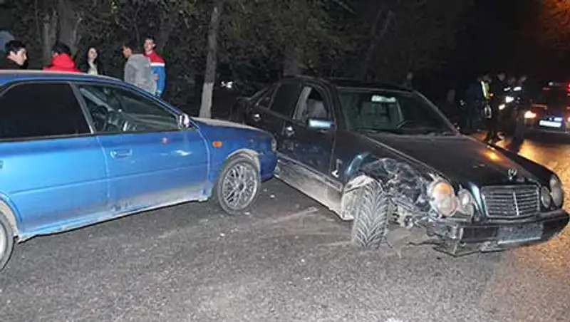 В Алматы водитель Мерседеса, совершивший ДТП, скрылся с места происшествия (фото)