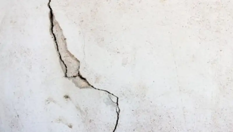 В Актобе жильцы девятиэтажки боятся обрушения дома