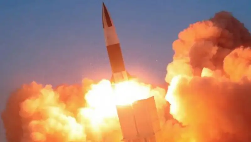 КНДР провела испытания сверхтяжелой многозарядной пусковой установки