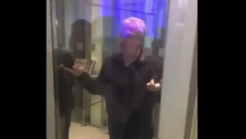 Журналист целый час катался в вышедшем из-под контроля лифте