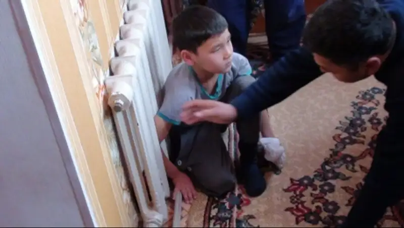 В Кызылорде спасатели извлекли руку ребенка из радиатора