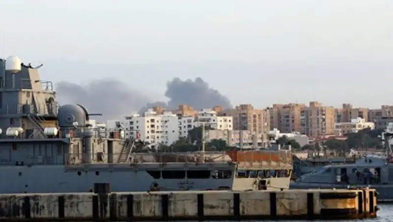 В Триполи пять человек погибли в результате попадания ракеты по пляжу