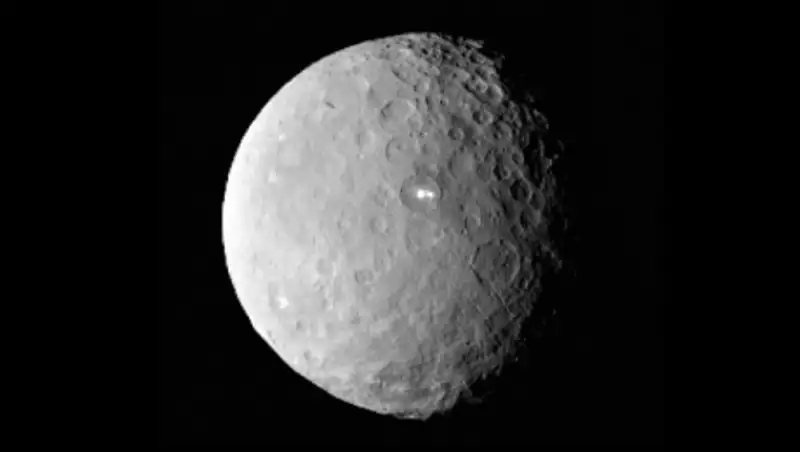 NASA обнаружили таинственные пятна на карликовой планете Церере