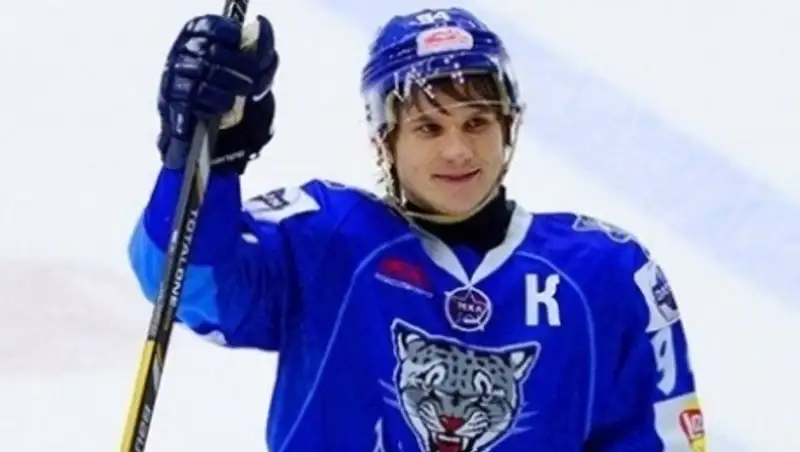 В Усть-Каменогорске капитан хоккейной команды спас девушку, упавшую с набережной в Иртыш  