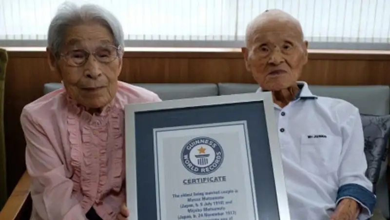 Мужчина из старейшей супружеской пары в мире умер в Японии