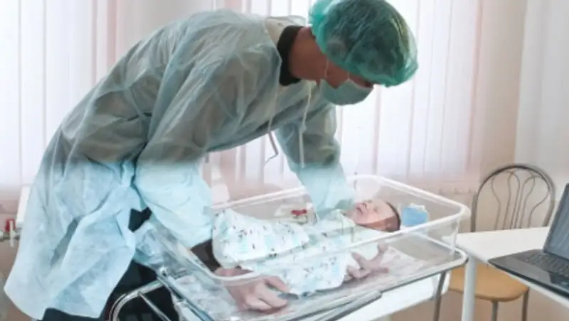 В ЮКО полицейские в служебной машине приняли роды у женщины