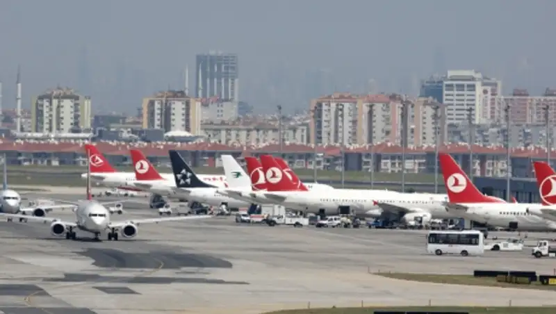 При вылете из Стамбула у самолета взорвался двигатель