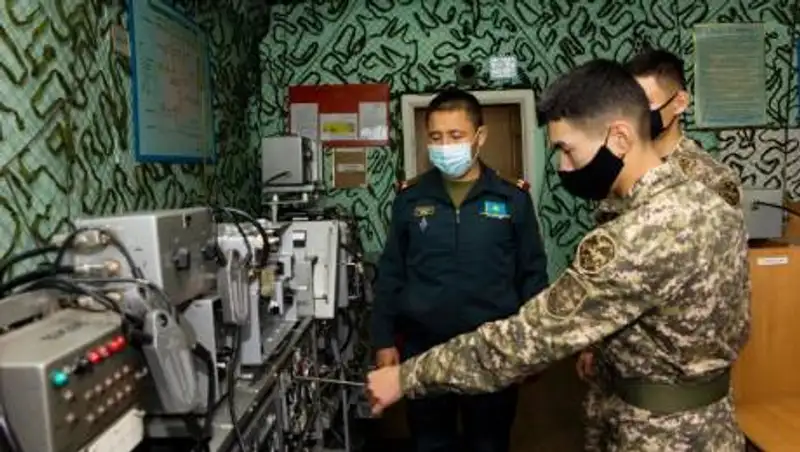 Курсанты практикуются в войсках противовоздушной обороны