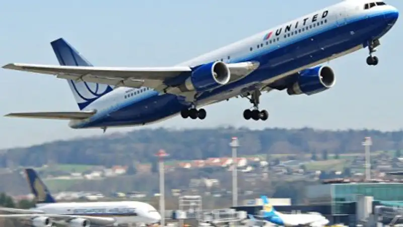 СМИ: пассажир, насильно снятый с рейса United Airlines, остается в больнице