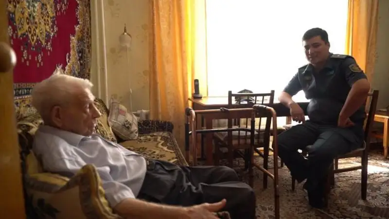 Военнослужащие Алматы в День пожилых людей посетили ветеранов, фото - Новости Zakon.kz от 01.10.2022 19:05