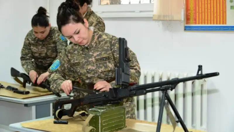 Впервые в Казахстане девушки получают военные специальности