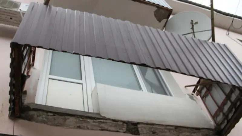 Балкон с жильцами обвалился в одном из домов Уральска