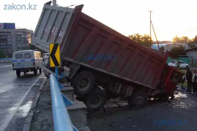 Грузовик «свалился» с моста в Алматы, зацепив внедорожник (фото) Грузовик «свалился» с моста в Алматы, зацепив внедорожник (фото), фото - Новости Zakon.kz от 17.05.2013 17:14
