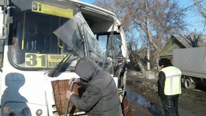 В Караганде при лобовом столкновении скончался водитель микроавтобуса