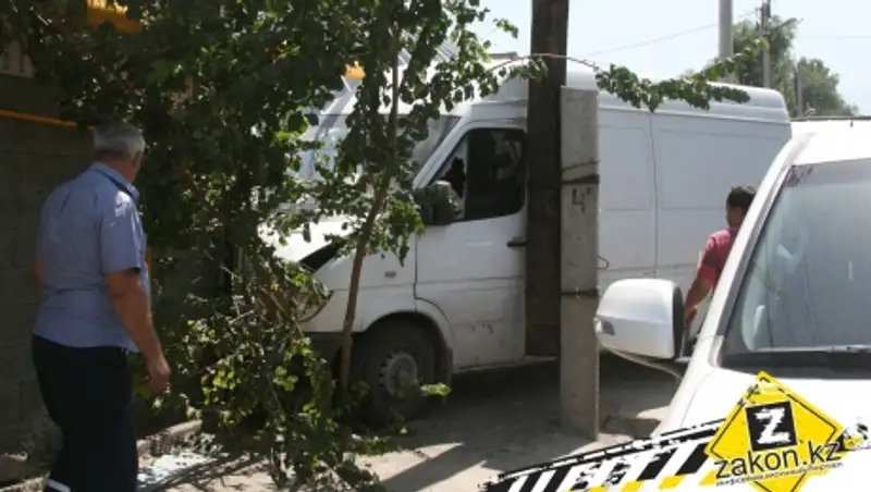 Грузовой Мерседес едва не снес газовую трубу в результате ДТП в Алматы