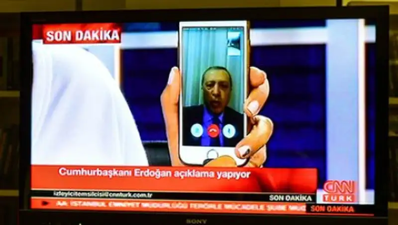 Эрдоган раскрыл причины обращения к народу через смартфон