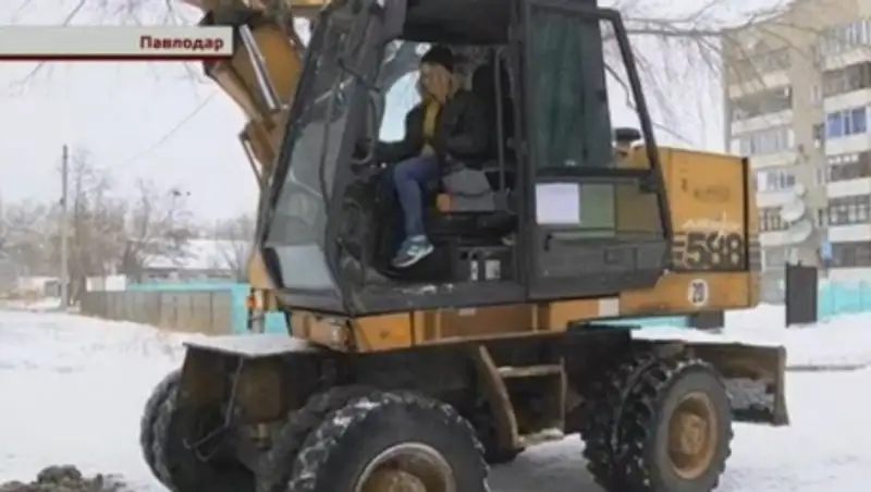 20-летняя павлодарка накануне 8 Марта мечтает о запчастях для своего экскаватора