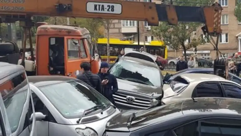 Автокран протаранил больше 20 автомобилей в Киеве