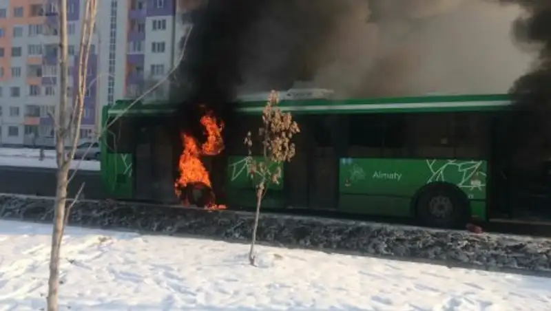 В Алматы сгорел пассажирский автобус