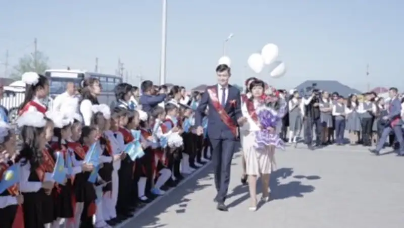 Бердыбек Сапарбаев поздравил актюбинских школьников с окончанием учебного года