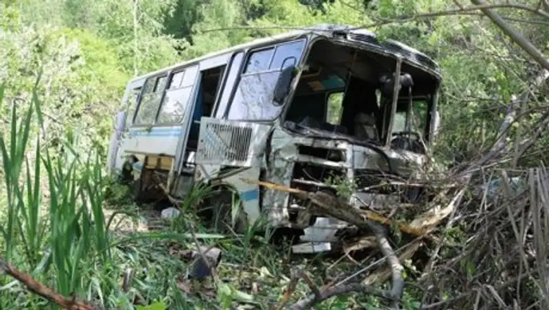 Пассажирский автобус упал с моста близ катка "Медеу"