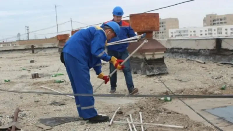 В Актау должникам за канализацию устанавливают заглушки