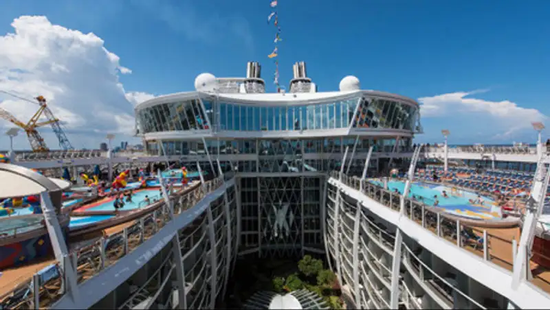 На крупнейший лайнер в мире рухнул подъемный кран