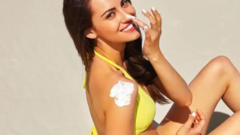 Ученые рассказали, как правильно наносить солнцезащитные средства