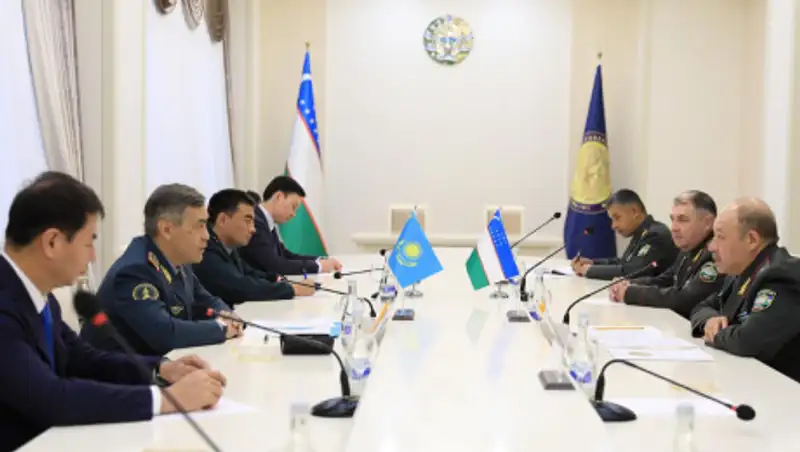Министр обороны РК прибыл с рабочим визитом в Узбекистан