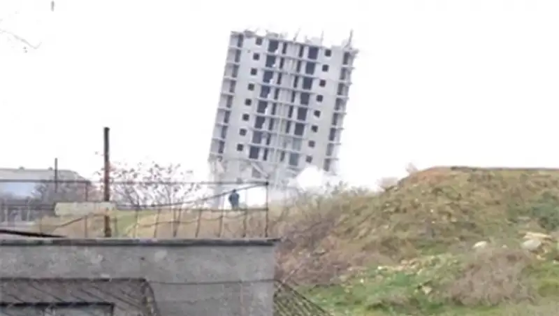 Высотка в Севастополе устояла после двух взрывов