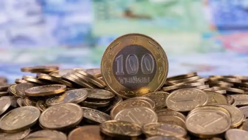 Казахстанцы отказываются от бумажных денег