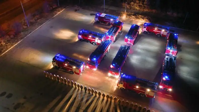 Алматинские спасатели выложили юбилейную дату пожарной техникой