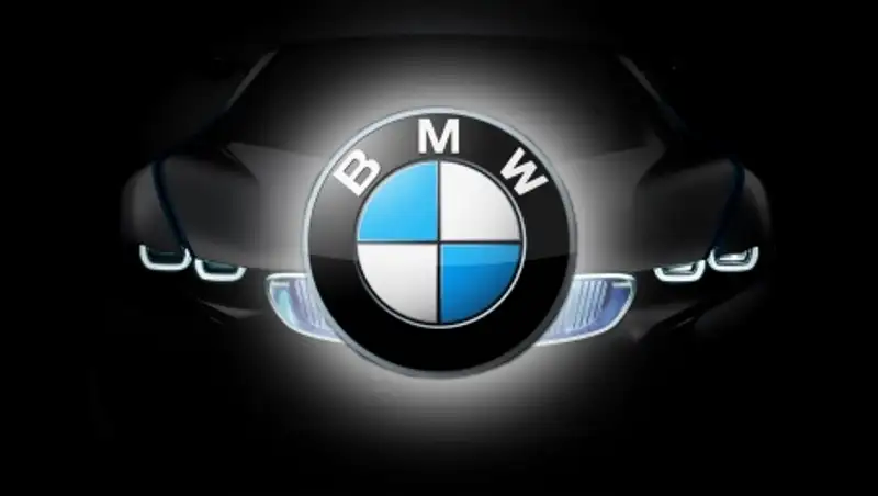 Mercedes по-своему поздравил BMW с юбилеем