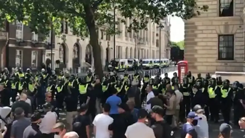 В Лондоне начались столкновения протестующих с полицией