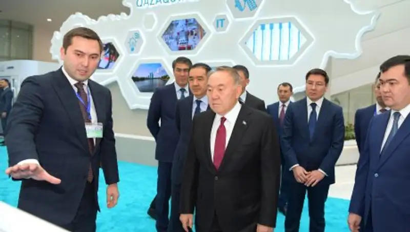 Назарбаев вручил премии "Алтын Сапа" и "Парыз"