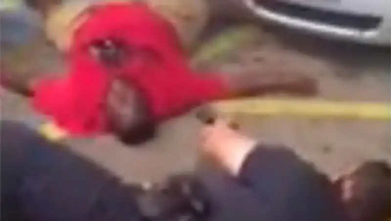 В США полицейские расстреляли лежащего на полу чернокожего