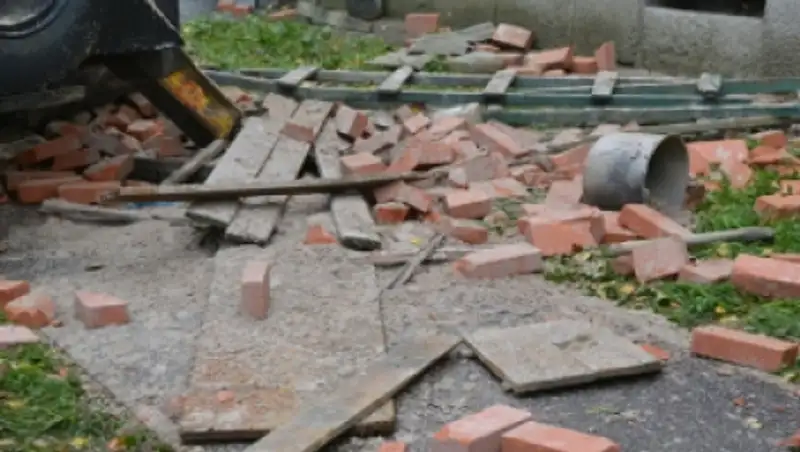 В Талдыкоргане двое рабочих погибли, сорвавшись с крыши пятого этажа строящегося объекта