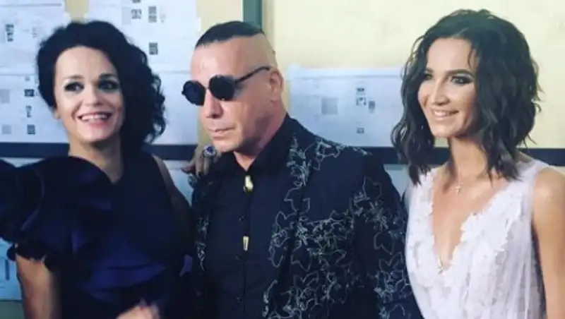 Бузова и Ревва "взяли в плен" солиста Rammstein и заставили делать селфи