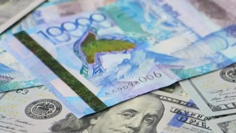 Тенге еще укрепился на утренних торгах