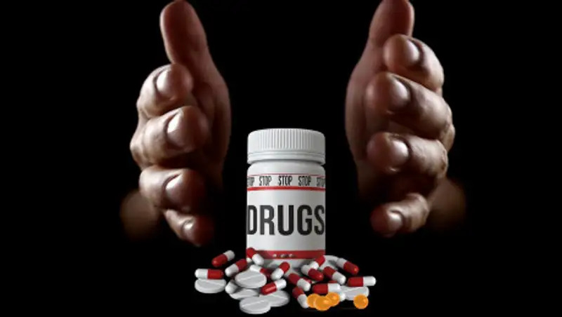 Казахстанца поймали со свертком с наркотиками, а он его проглотил